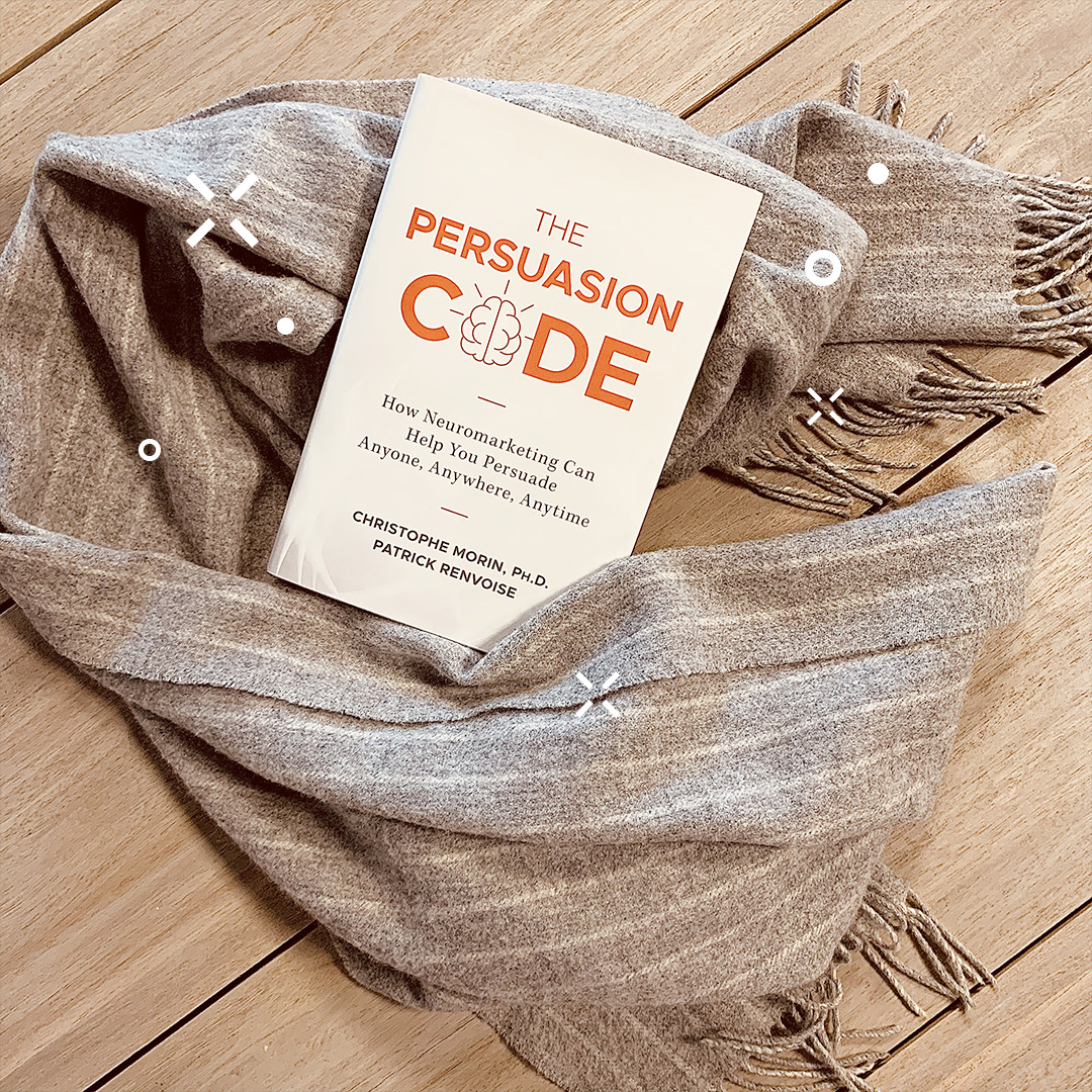 Photographie du livre The Persuasion Code sur une écharpe