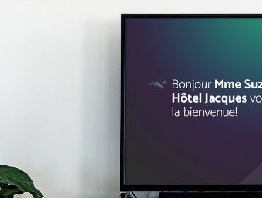 Logo de konek à côté d'une télévision intelligente konek