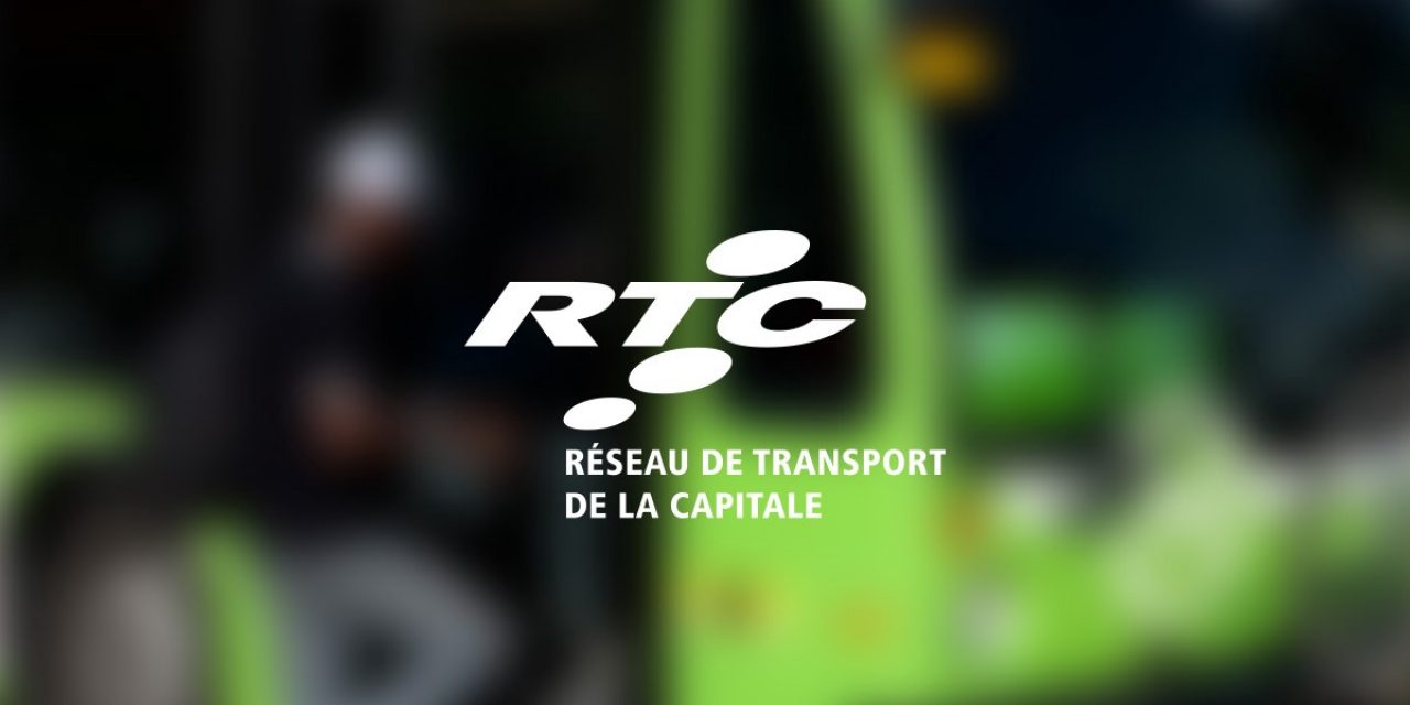 Le logo du Réseau de Transport de la Capitale RTC avec un bus en arrière fond