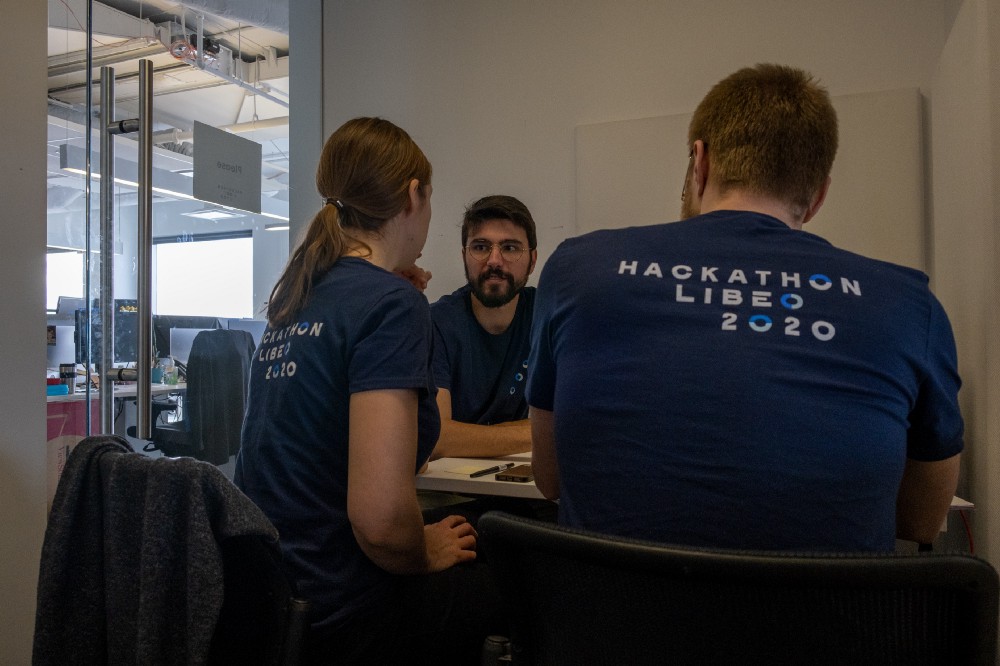 L'équipe discute pour trouver une idée à prototyper lors du hackathon