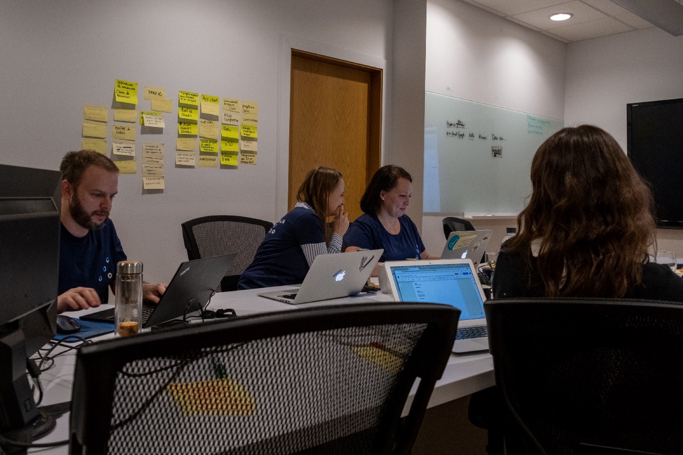 Une équipe en séance de design thinking pour le hackathon