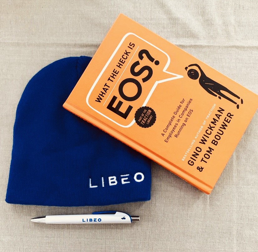 Photographie du livre What the Heck is EOS Gino Wickman sur un bonnet bleu Libéo