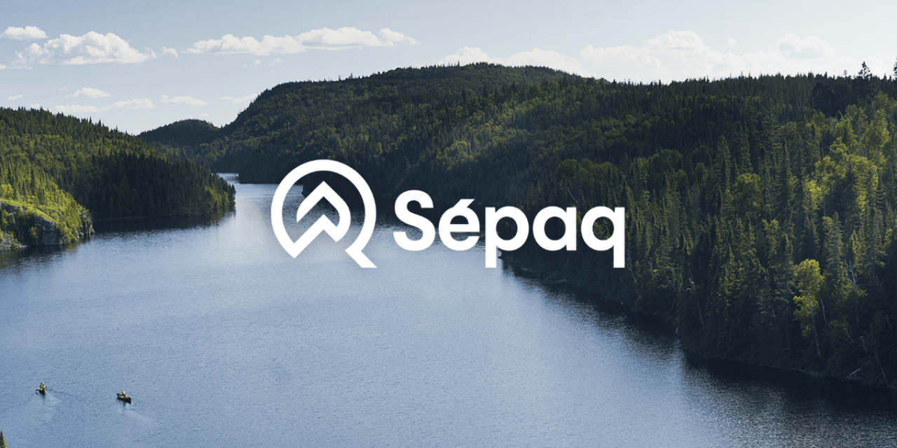 Logo de la Sépaq sur fond de paysage