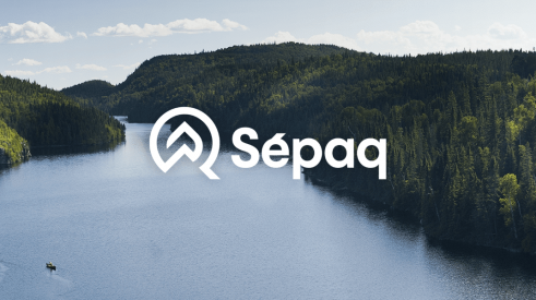 Logo de la Sépaq sur fond de paysage
