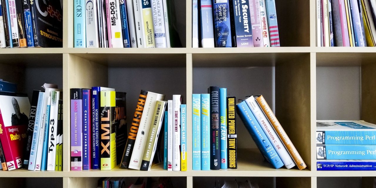 Photographie des livres dans la bibliothèque de Libéo à Québec