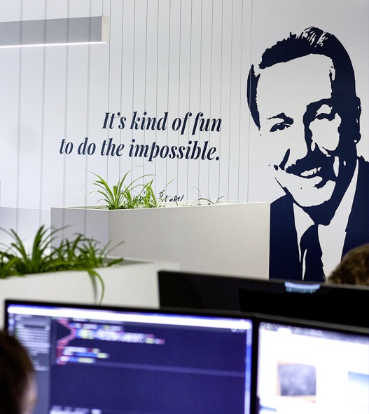Photographie de la citation it's kind of fun to do the impossible inscrite sur un mur dans les bureaux de Libéo