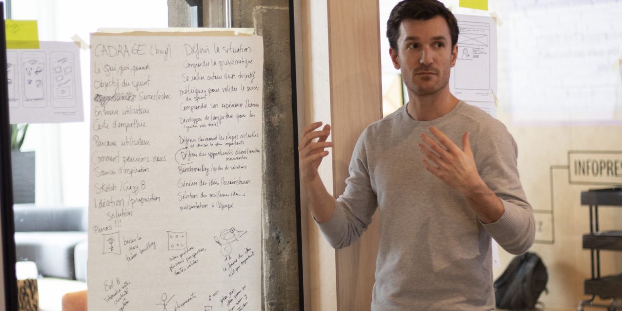 Photographie d'un homme en train d'expliquer ses idées lors d'un Design Sprint