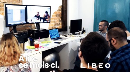 Logo de Libéo avec une photographie de plusieurs personnes devant un écran d'ordinateur