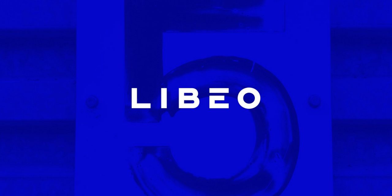 Logo de Libéo sur fond bleu foncé