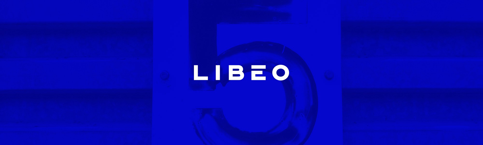 Logo de Libéo sur fond bleu foncé