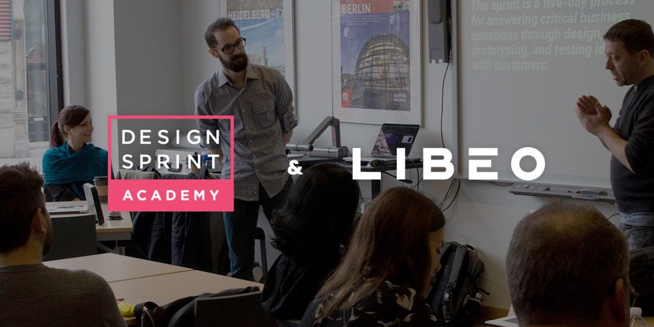Les logos de la Design Sprint Academy et de Libéo sur fond d'une photographie prise lors d'une séance de Design Sprint