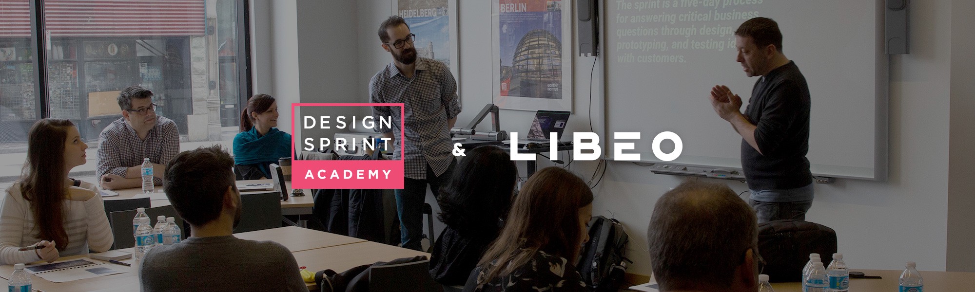 Les logos de la Design Sprint Academy et de Libéo sur fond d'une photographie prise lors d'une séance de Design Sprint