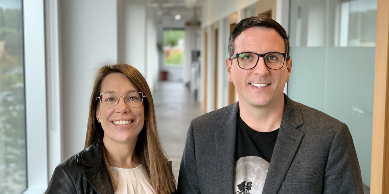 Photo de Geneviève Perron et Joé Bussière dans les bureaux de Libép